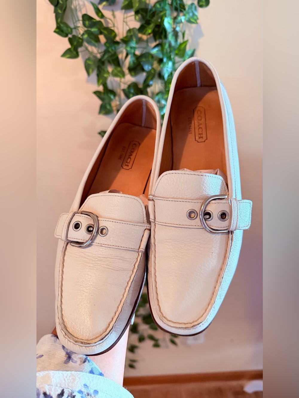 ‘VINTAGE ‘ 90s Coach Cream Leather Buckle loafers made in Italy 🇮🇹 size 8.5